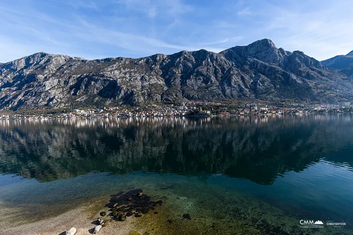 Eine luxuriöse dreistöckige Villa in erster Meereslinie in Kotor